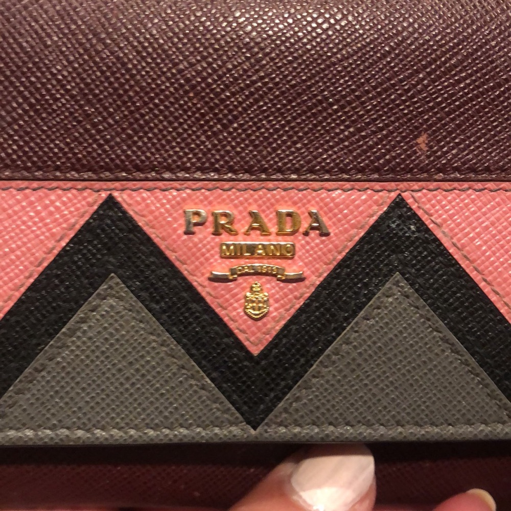 Authentic Prada Large Saffiano Leather Wallet in good conditions.